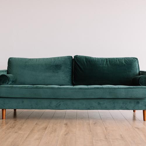 Zielona sofa welurowa